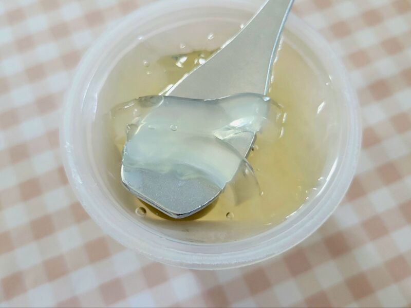 白洲名水梅くずきりのくずきりをすくっている様子