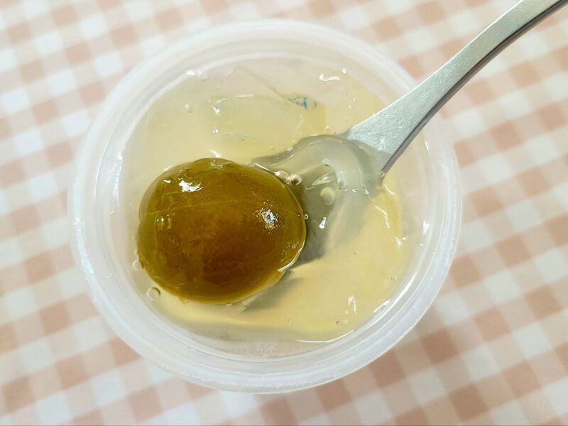 白洲名水梅くずきりの梅甘露煮をすくっている様子