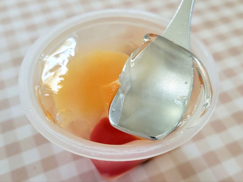 白洲名水みつまめのゼリーをすくっている様子