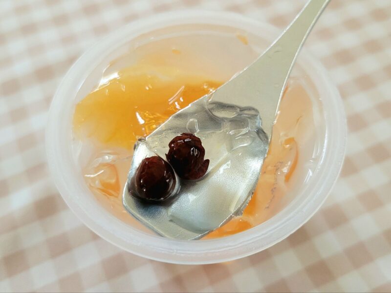 白洲名水みつまめの赤えんどうをすくっている様子