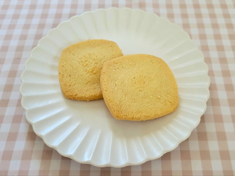 お皿に乗せられたバタースカッチクッキー