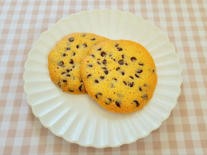 お皿に乗せられたチョコレートチップクッキー