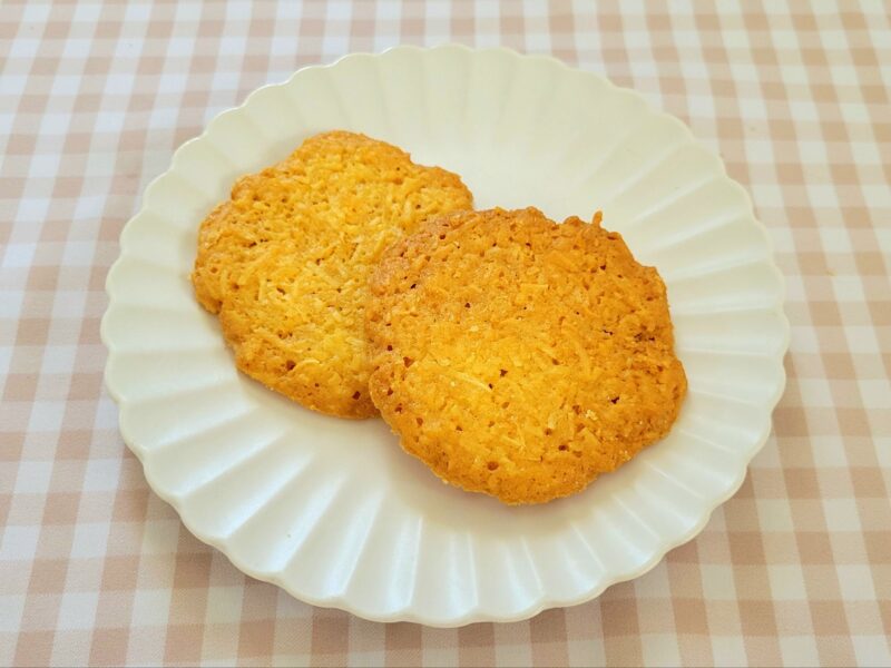 お皿に乗せられたココナッツクッキー
