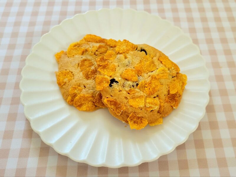 お皿に乗せられたコーンフレーククッキー