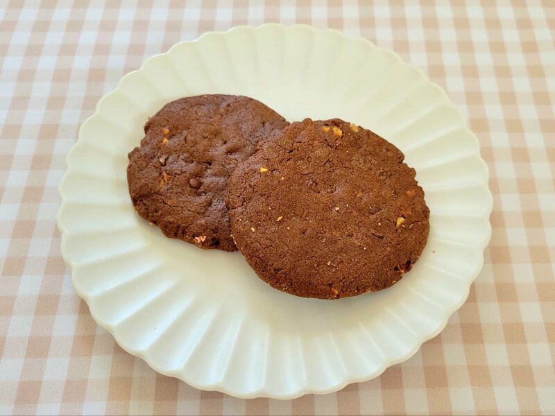 お皿に乗せられたダブルチョコナッツクッキー