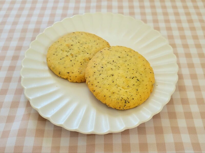 お皿に乗せられた紅茶クッキー