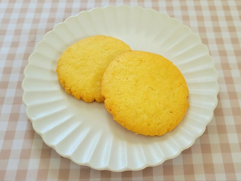 お皿に乗せられたオールドファッションシュガークッキー
