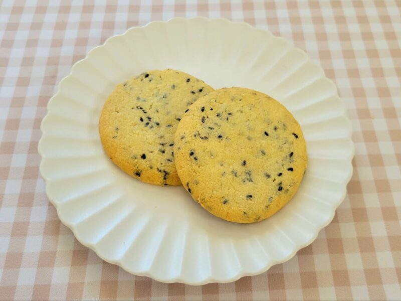 お皿に乗せられたセサミクッキー