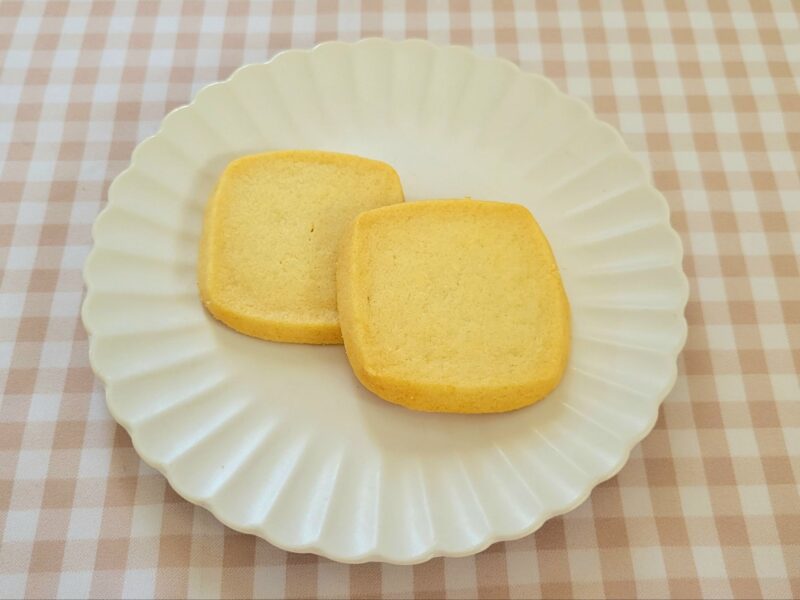 お皿に乗せられたヨーグルトクッキー