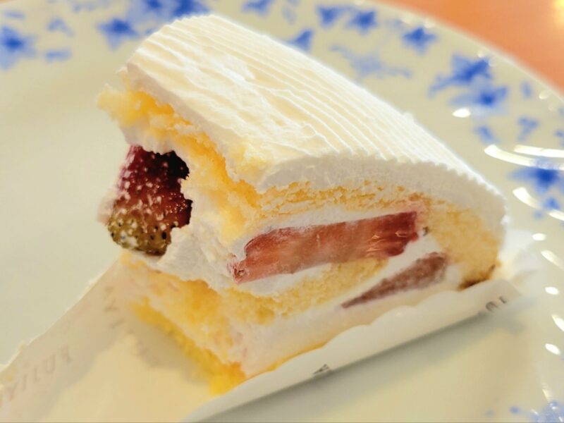 イタリアンショートケーキの食べかけの断面