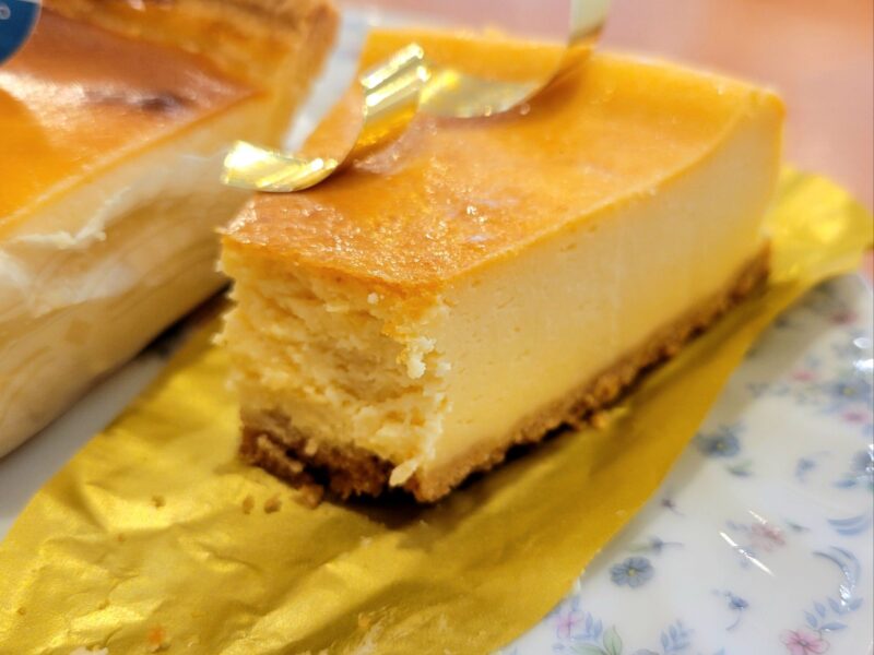 濃厚ベイクドチーズケーキの食べかけの断面