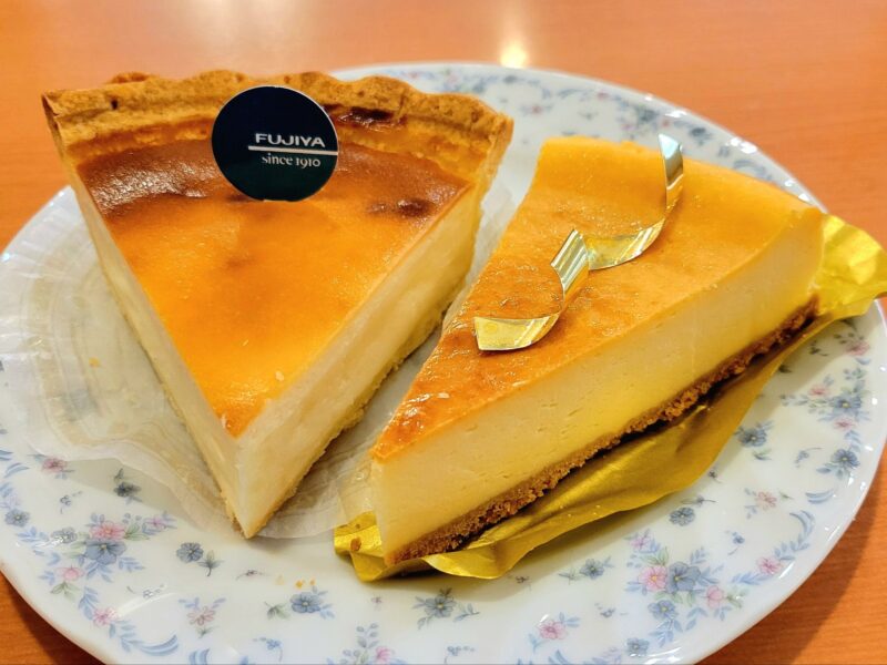 お皿の上に並べられた北海道なめらかチーズパイと濃厚ベイクドチーズケーキ