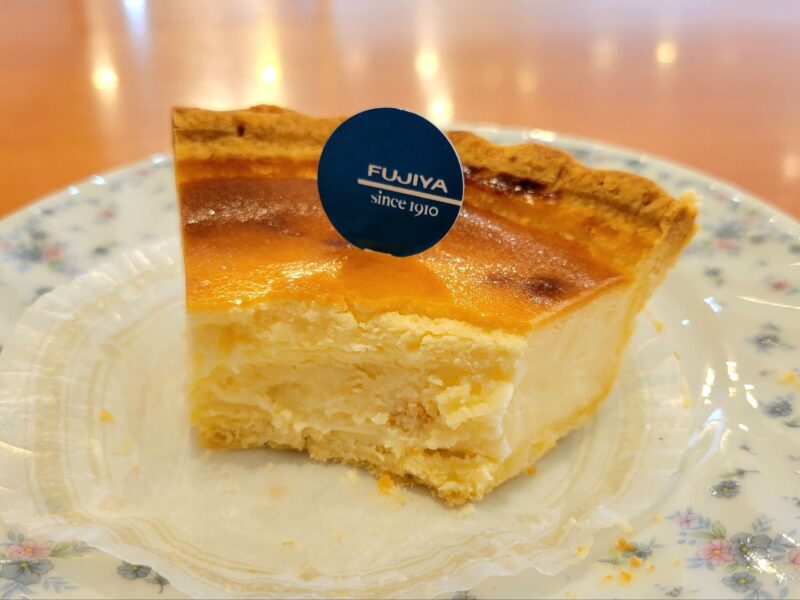 北海道なめらかチーズパイの食べかけの断面