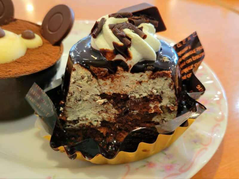 チョコミントケーキの食べかけの断面