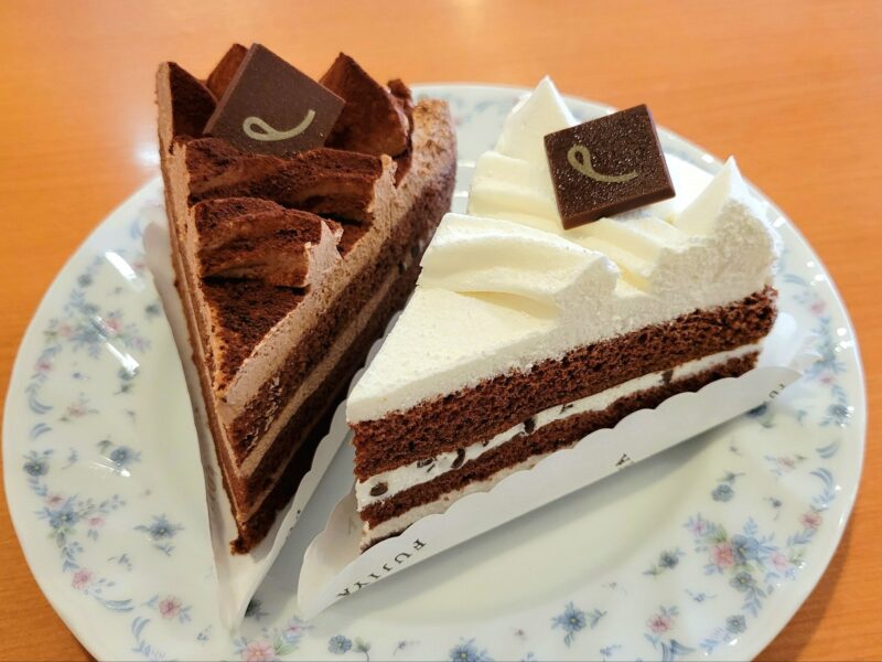 お皿の上に並ぶチョコ生ケーキとホワイトチョコ生ケーキ