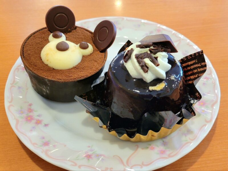 お皿に並べられたコロコロくまさん(カップ入り)とチョコミントケーキ