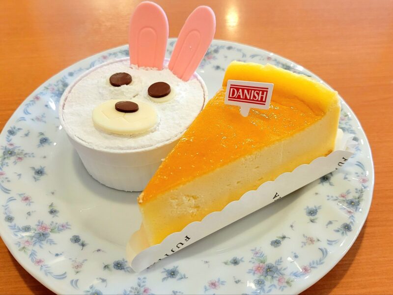 お皿の上に並べられたコロコロうさちゃん(カップ入り)とふんわりスフレチーズケーキ