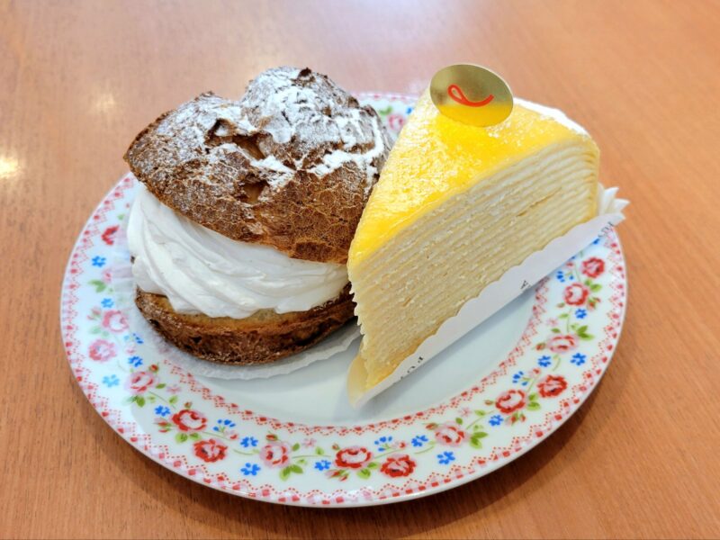 お皿の上に並べられた窯焼きダブルシュークリームとミルクレープ
