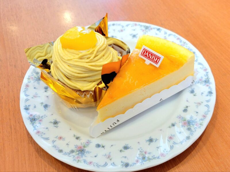 お皿の上に並べられたマロンモンブランとふんわりスフレチーズケーキ