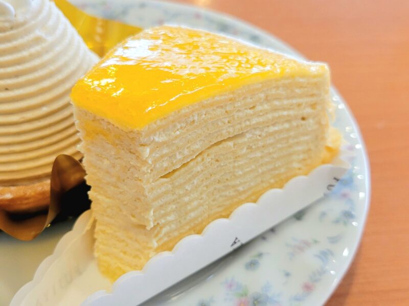 ミルクレープの食べかけの断面