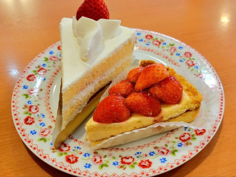 お皿の上に並べられたプレミアムショートケーキ(国産苺)と苺のタルト