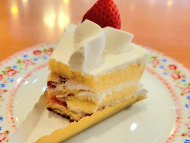 プレミアムショートケーキ(国産苺)の食べかけの断面
