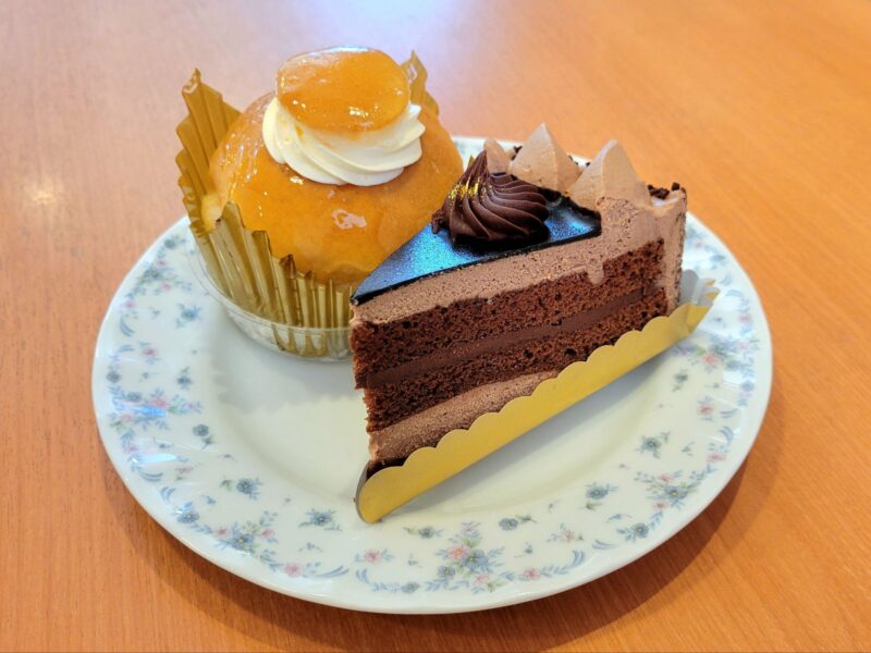 お皿の上に並べられたサバランと濃厚チョコ生ケーキ