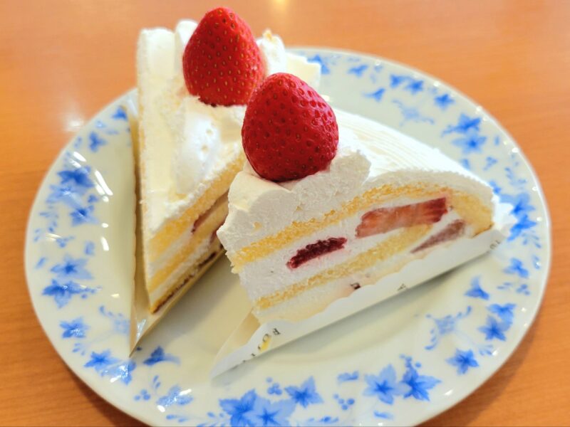 お皿の上に並ぶ苺ショートケーキとイタリアンショートケーキ