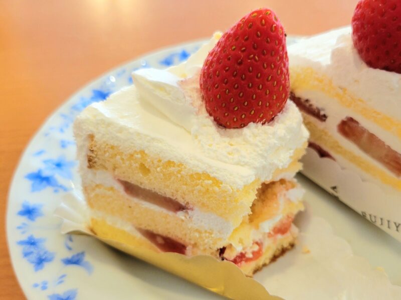 苺ショートケーキの食べかけの断面