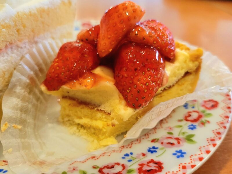苺のタルトの食べかけの断面