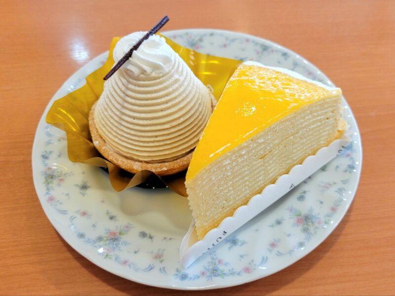 お皿に並べられた和栗のモンブランとミルクレープ