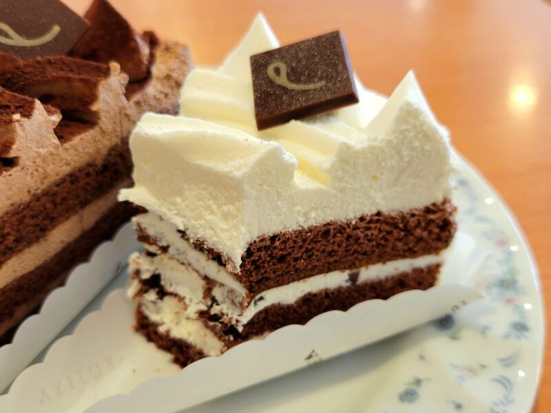 ホワイト生チョコケーキの食べかけの断面