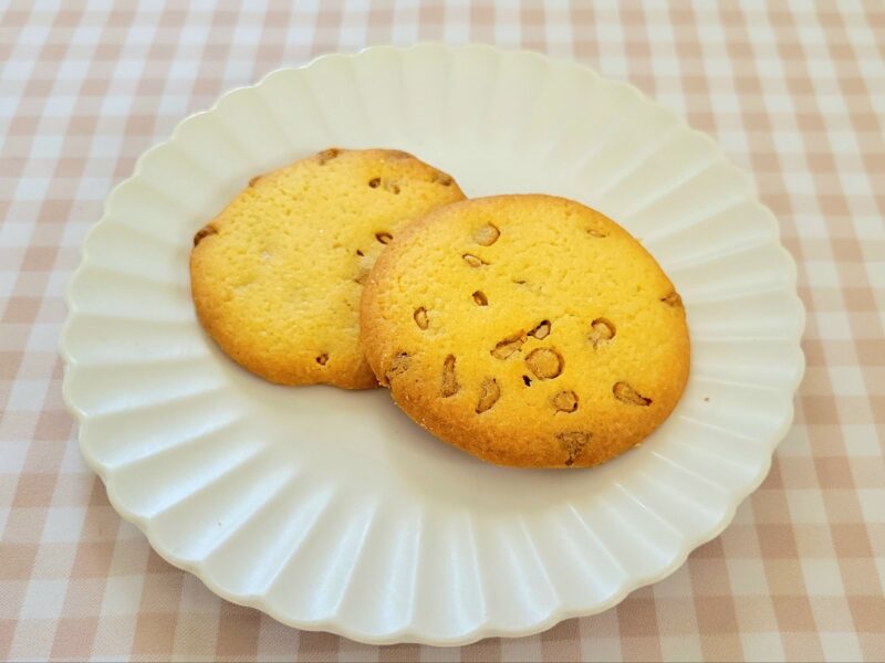 お皿に乗せられたキャラメルチョコチップクッキー
