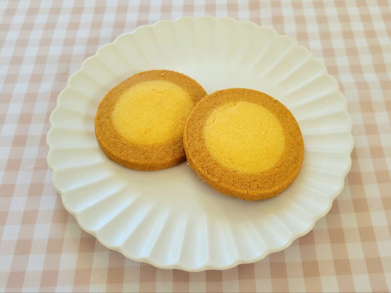 お皿に乗せられたキャラメルりんぐクッキー