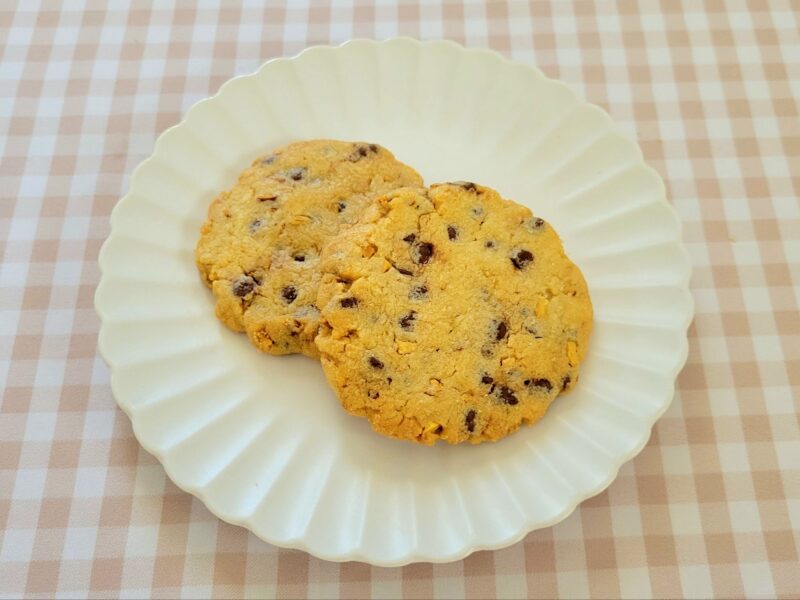 お皿に乗せられたチョコとナッツクッキー