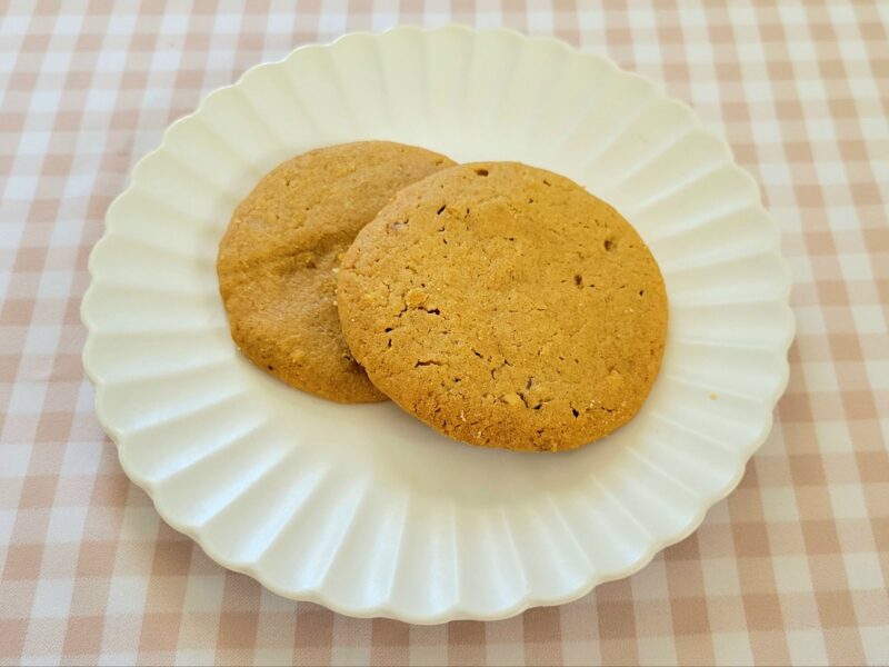 お皿に乗せられたコーヒークッキー