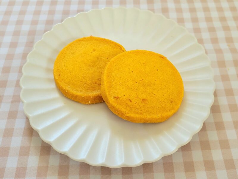 お皿に乗せられたオレンジクッキー