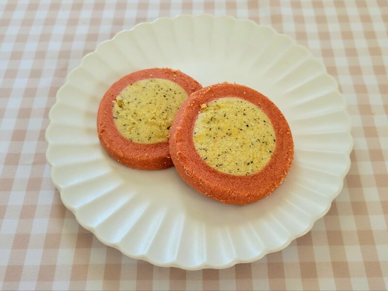 お皿に乗せられたピーチティークッキー
