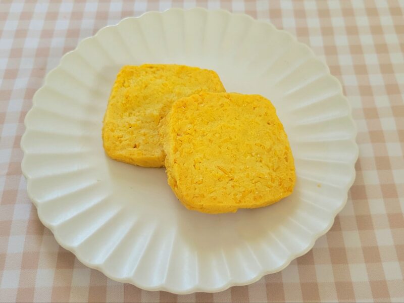 お皿に乗せられたパインクッキー