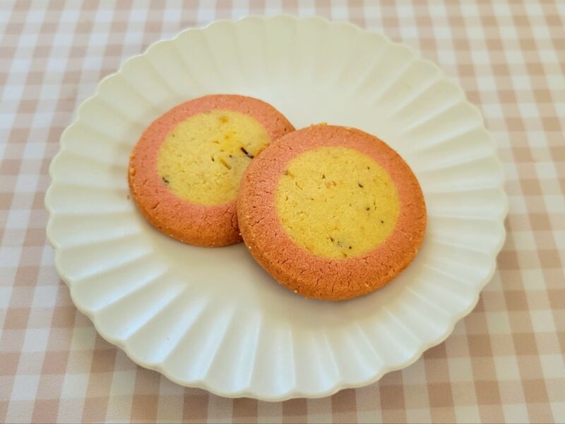 お皿に乗せられたさくらクッキー