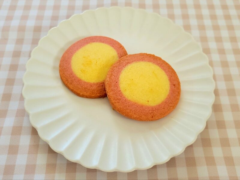お皿に乗せられた苺りんぐクッキー

