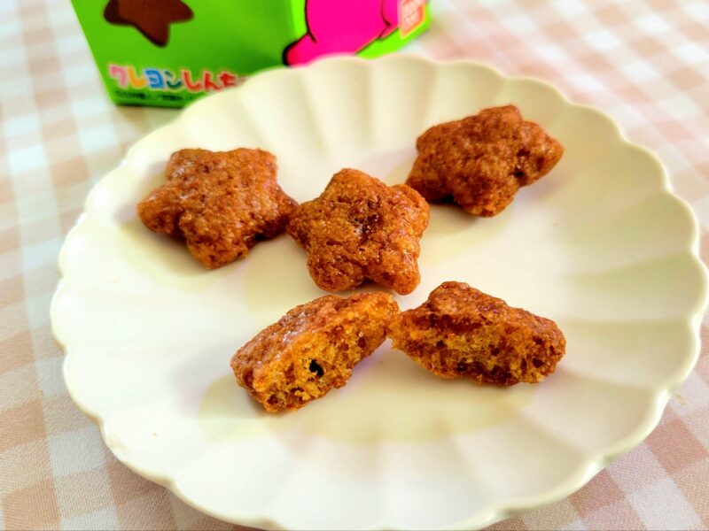 皿に出されたバンダイチョコビの全体とカット断面