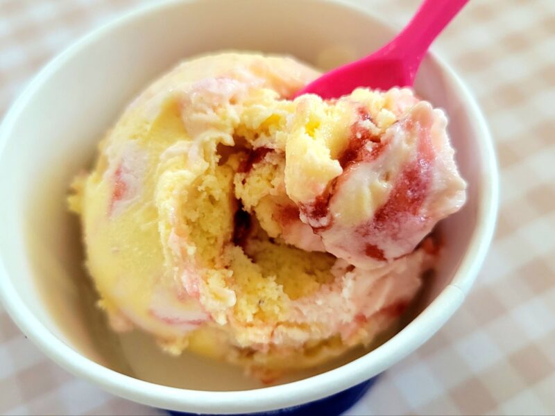 バナナアンドストロベリーアイスをスプーンですくう様子