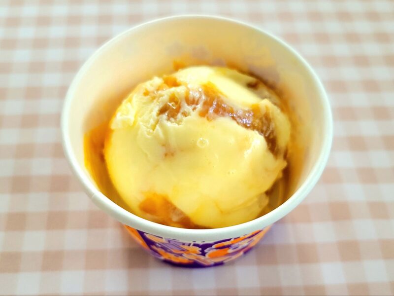 カップに盛られたキャラメルリボンアイス
