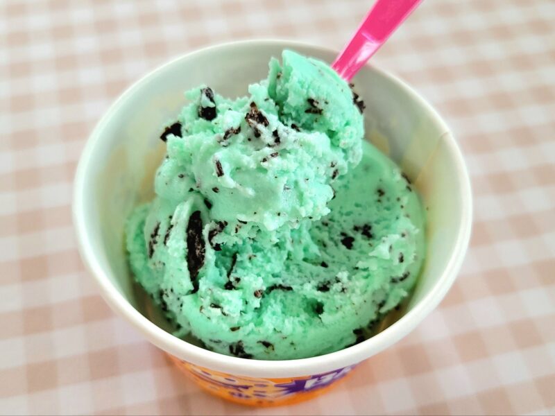 チョコレートミントアイスをスプーンですくう様子