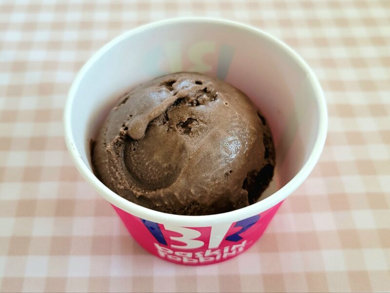 カップに盛られたチョコレートアイス