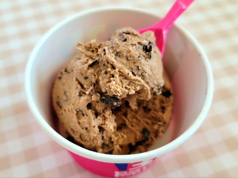 チョップドチョコレートアイスをスプーンですくう様子