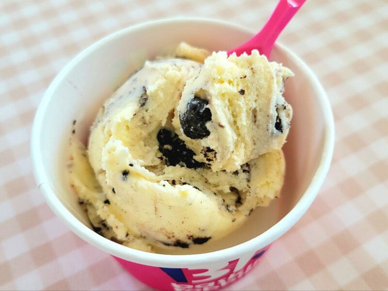 クッキーアンドクリームアイスをスプーンですくう様子