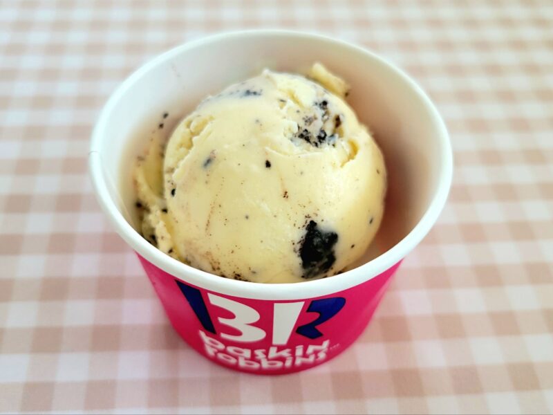 カップに盛られたクッキーアンドクリームアイス