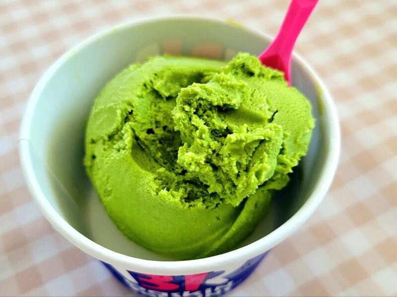 抹茶アイスをスプーンですくう様子